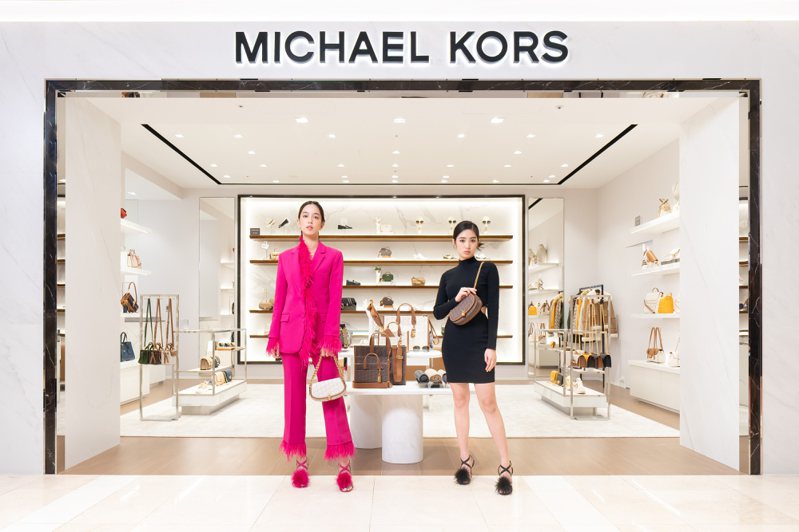陳庭妮（左）、雷嘉汭為全新MICHAEL KORS新光三越A8館專賣店開幕同台，兩人一紫紅、一黑的裝束，凸顯了品牌的繽紛配色與雅致感。圖／MICHAEL KORS提供