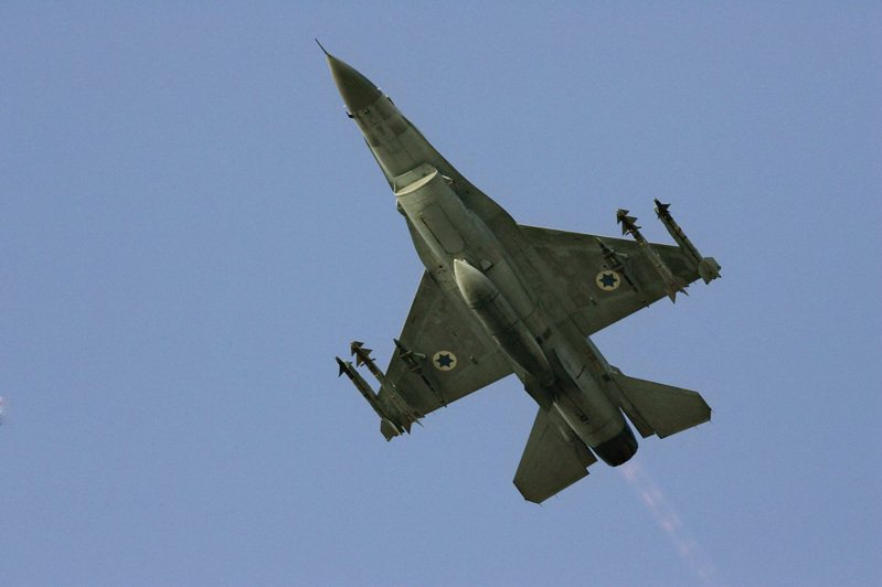 以軍12日空襲敘利亞大馬士革與阿勒頗兩座主要機場。圖為以色列F-16戰機。美聯社