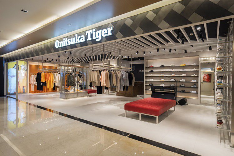 Onitsuka Tiger微風信義店延續了品牌慣有的俐落但帶有個性的基調，以黑、白、紅色彩貫穿，呈現出極具現代感氛圍的空間。圖／Onitsuka Tiger提供