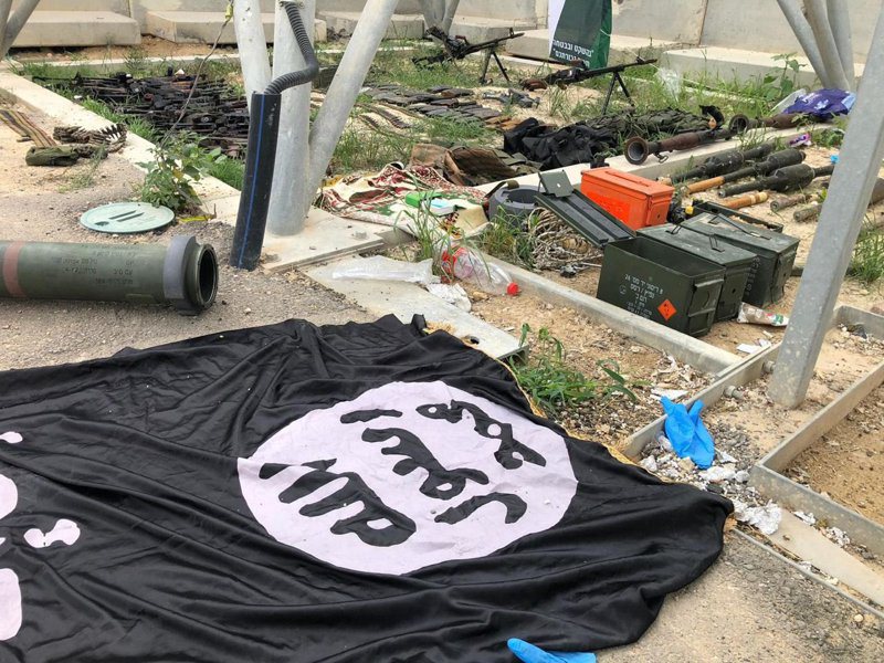 以色列軍方與駐外單位12日宣稱，哈瑪斯成員在突擊以色列大肆屠殺現場留下伊斯蘭國（IS）旗幟。但英國媒體表示，相關新聞無法核實。照片翻攝：X / Israel Defense Forces