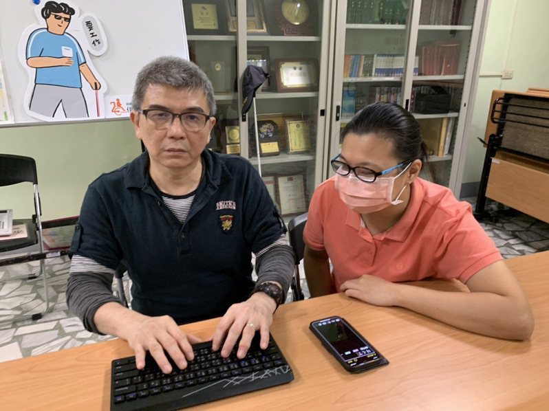 曾亭瑜（左）現正學習如何打字，未來還要考身心障礙特考成為公務員。 圖／記者翁唯真...