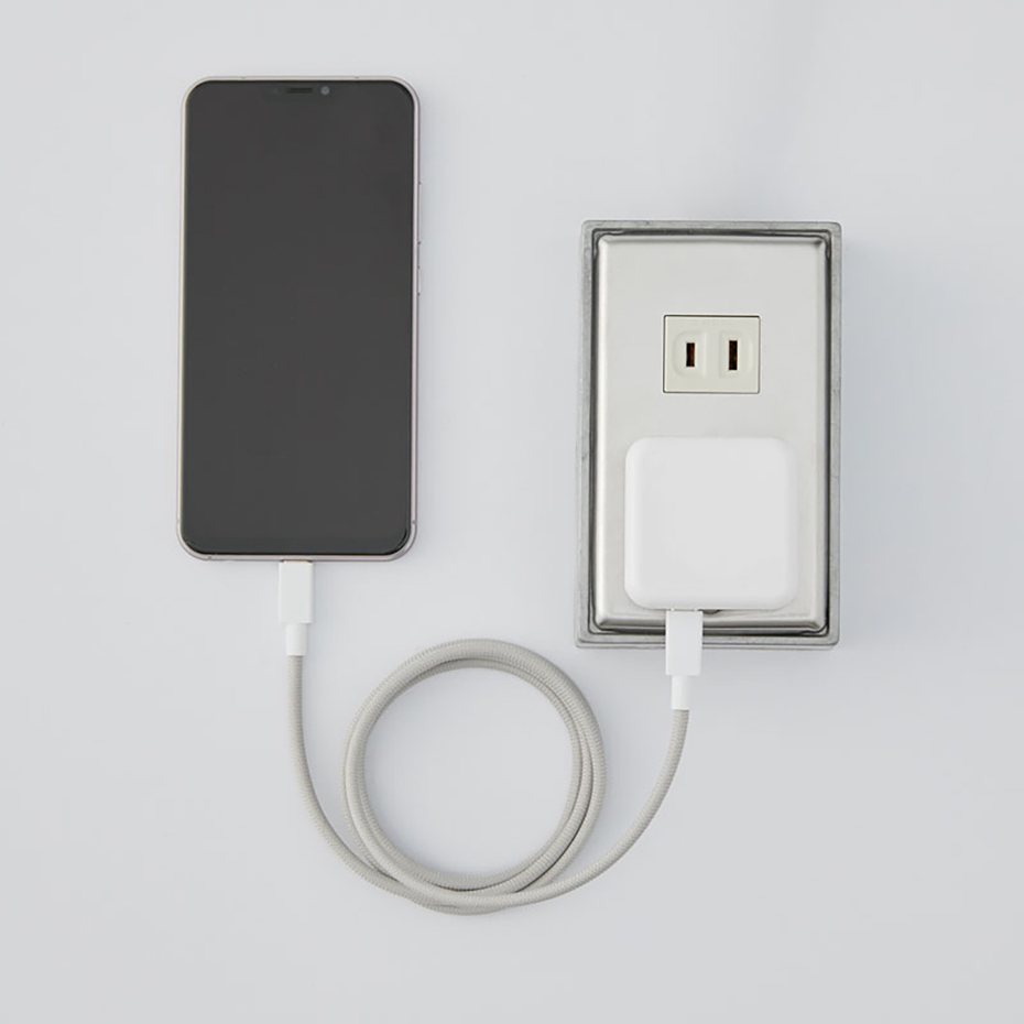 MUJI無印良品日前推出3款充電線與充電器產品，引起熱議。圖為890元的35W「2孔電源供應器（USB-C）」。（翻攝自MUJI無印良品官網）