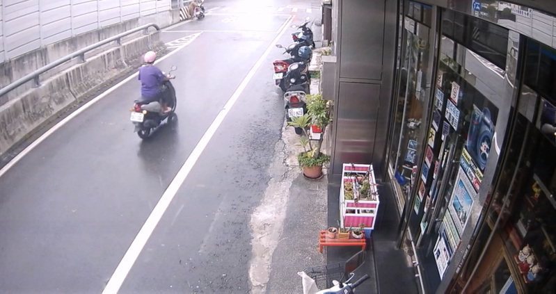 台中一名失智老婦騎車至市場購物後步行回家，發現機車不見報案協尋，警方調閱監視器水...