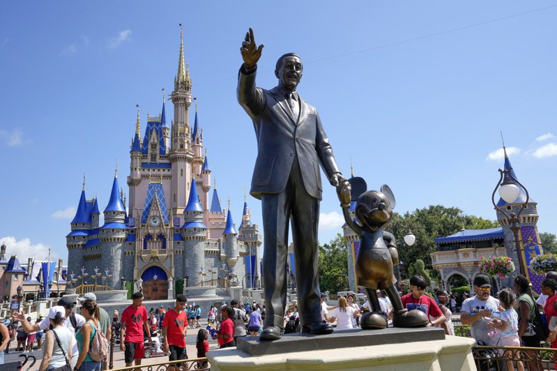 佛州迪士尼世界遊樂園入口處華德迪士尼與米老鼠的雕像。(美聯社)