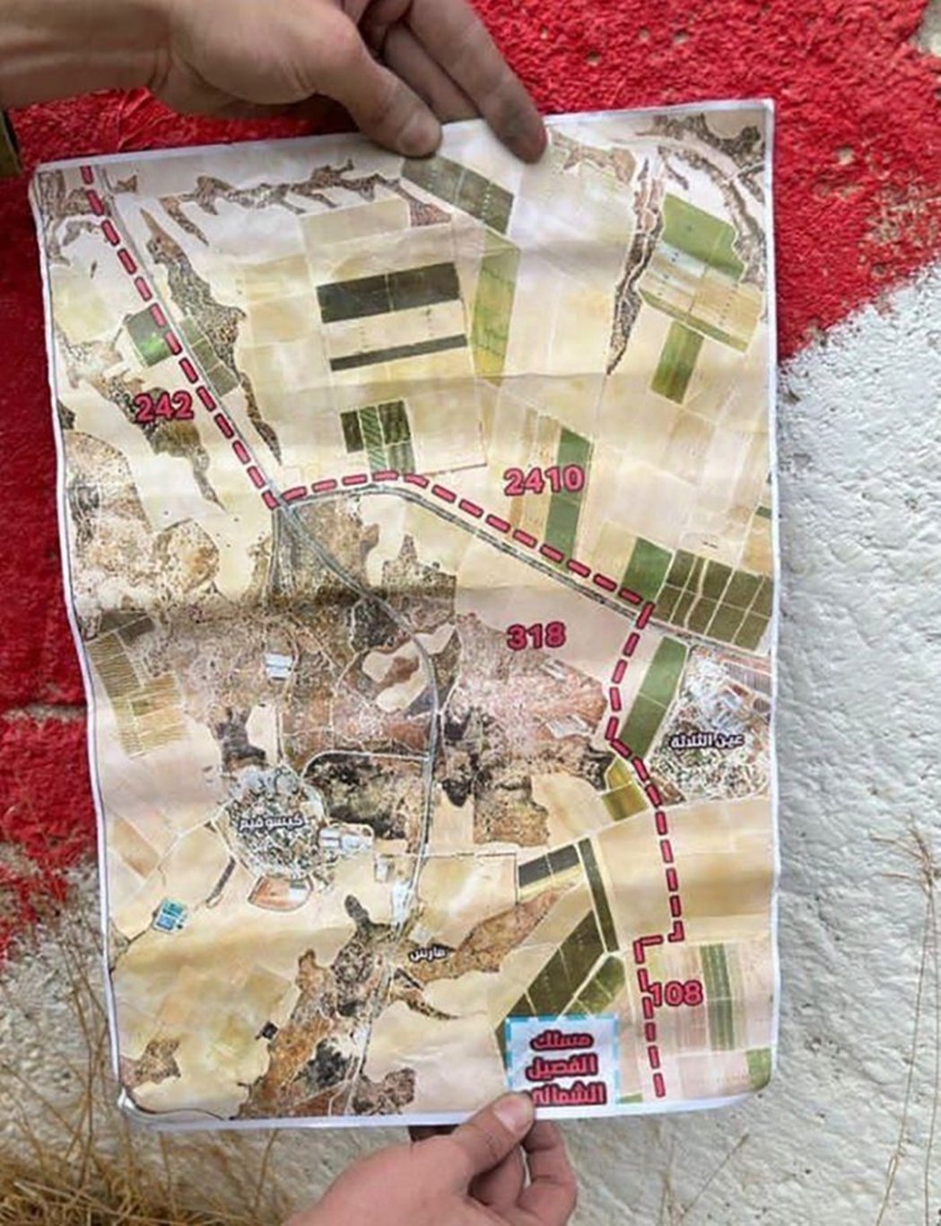 以色列當局繳獲的地圖顯示了哈瑪斯在10月7日發動突襲前的策劃和情報收集程度。 圖...