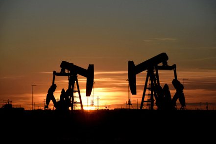 國際能源總署（IEA）表示，原油價格衝上每桶近100美元後回檔。(路透)