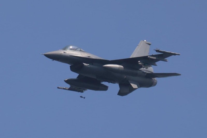 空軍F-16V戰機在嘉義縣東石鄉鰲鼓村水溪靶場，俯衝練習炸射畫面，飛官戰技優對準海上布靶精準投射，讓航迷驚呼連連。圖／航迷提供