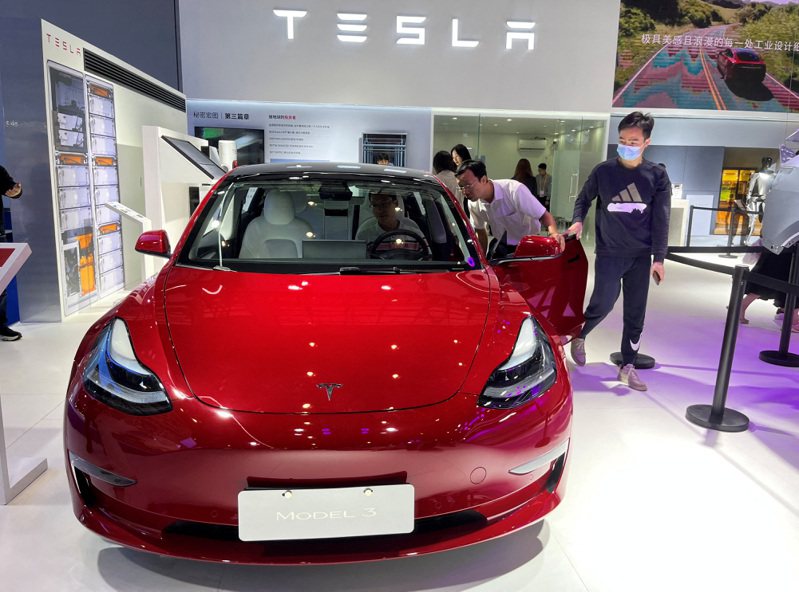 美國電動車銷售第3季首度突破30萬輛，但產業領導者特斯拉（Tesla）市占率降到歷史新低。路透