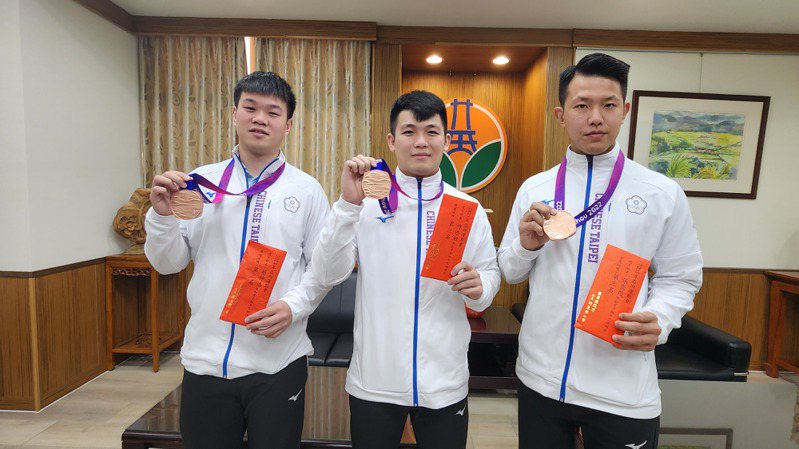 亞運會中華台北男子代表隊贏得銅牌，讓這項類似「老鷹抓小雞」的亞運項目被國人「看見」，中華代表隊長蔡仲浩（左起）及隊員游皓程、張崇茂都是苗栗子弟。記者胡蓬生／攝影