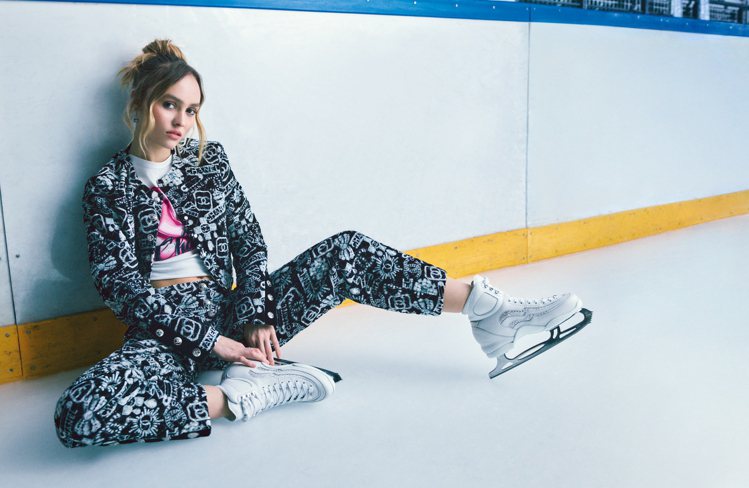 香奈兒品牌大使莉莉蘿絲戴普穿印花天鵝絨套裝，演繹COCO NEIGE系列最新形象廣告。圖／香奈兒提供