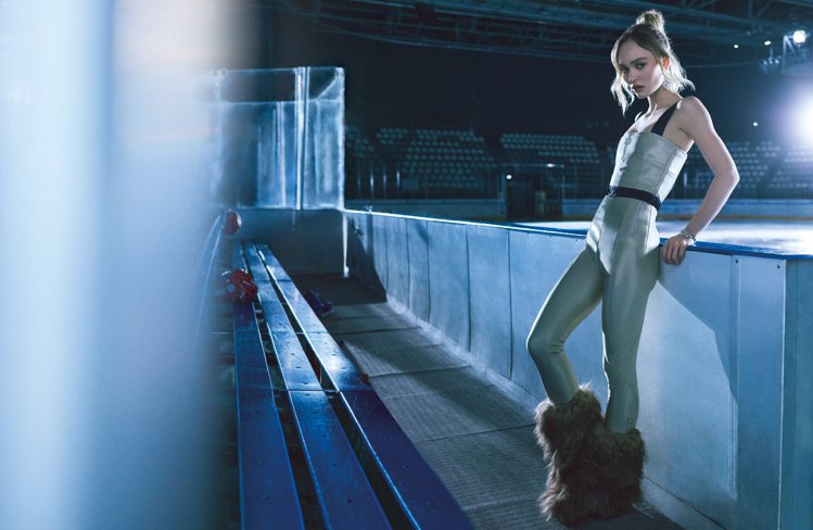 香奈兒品牌大使莉莉蘿絲戴普穿lamé金屬色緊身連身褲，演繹COCO NEIGE系列最新形象廣告。圖／香奈兒提供