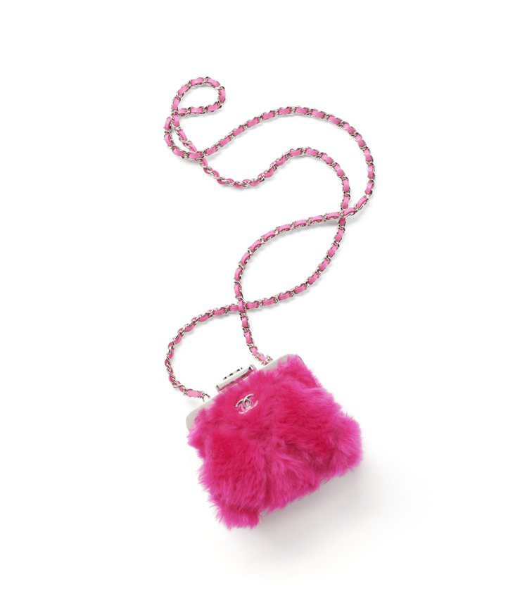 香奈兒COCO NEIGE系列粉紅色毛毛肩背包。圖／香奈兒提供