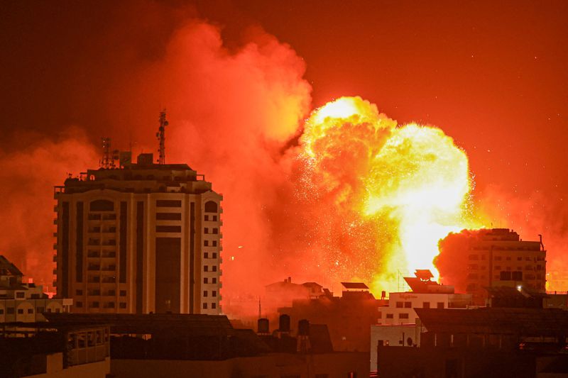 加薩市9日遭到以色列空襲後，冒出大火球照亮夜空。法新社