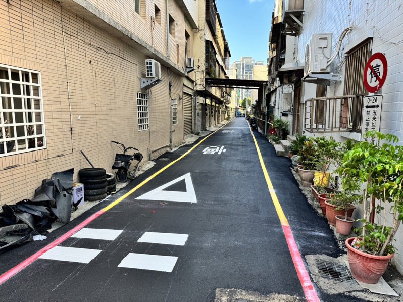 新竹市和平路20巷內道路今年9月21日因一旁民間的住宅建案工程施工導致巷道輕微下陷，經搶修汰換管線，已經恢復通行。圖／竹市府提供