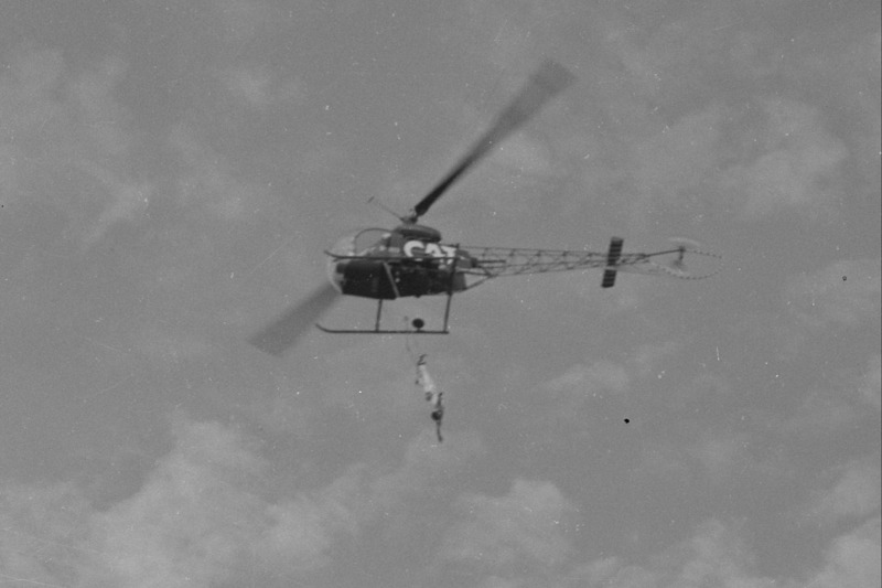 1960年10月14日，西德高空技術團為宣傳表演，以直升機在台北市上空繞一個大圈，一名團員吊在鞦韆上任飛機飛行，市區大批圍觀民眾。圖／聯合報系資料照片
