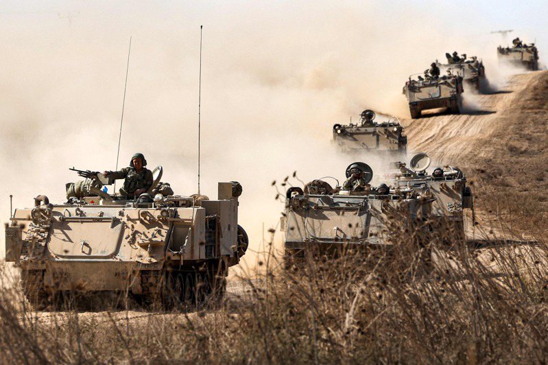 以巴衝突已造成數千名以色列人和巴勒斯坦人死亡。圖為以色列陸軍步兵戰車(IFV) 在以色列南部加薩走廊邊境部署。法新社