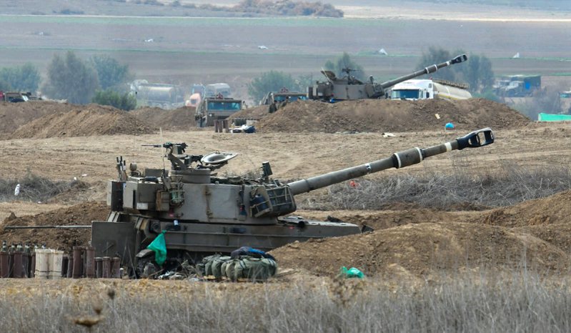 以色列火砲部隊13日在南部以國和加薩接壤邊境駐紮。新華社