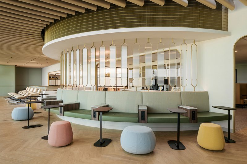 全新巴黎機場貴賓室是第七個星空聯盟自營貴賓室，擁有獨特的裝潢設計及卓越的餐飲服務。星空聯盟提供