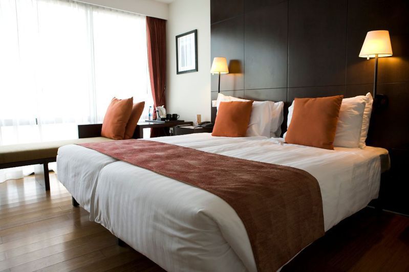 我們常住飯店會看到床上鋪著一條「長長的布」，它的專業名稱為床旗，類似於放在桌子上的桌旗，是為了防止弄髒床單。 圖／canva