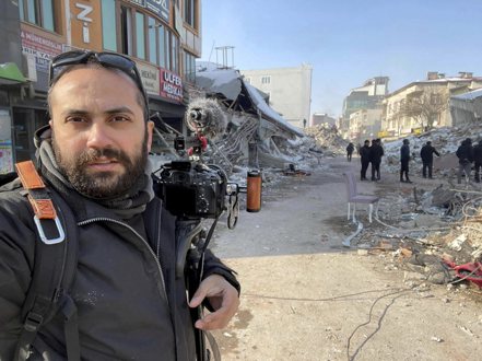 以色列13日向黎巴嫩邊境附近空襲，波及國外媒體記者團，造成路透攝影記者伊薩姆遇難。美聯社