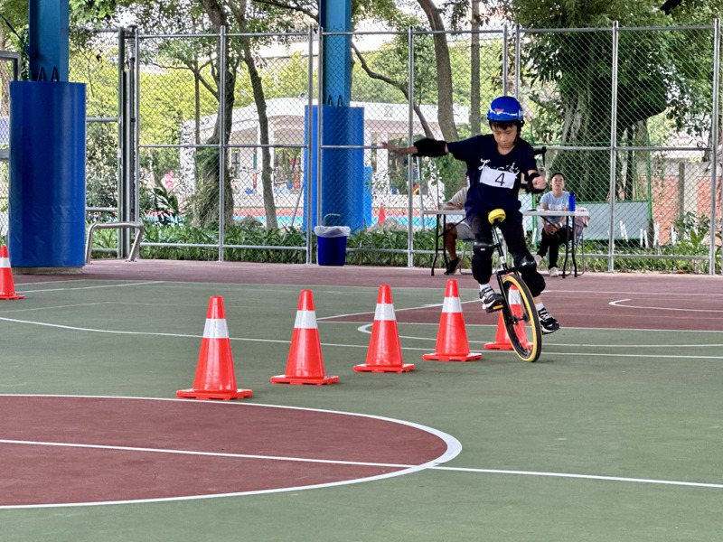 台南舉辦少見獨輪車錦標賽，老中青少選手同場競技。記者周宗禎／攝影