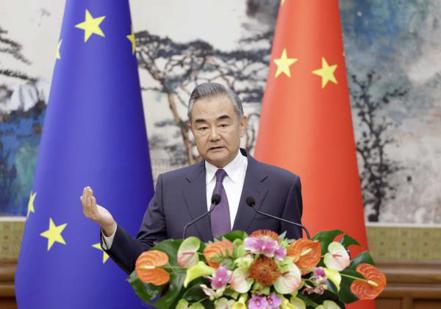 大陸外長王毅談論以巴衝突時表示，中方譴責一切傷害平民的行為。   大陸外交部網站