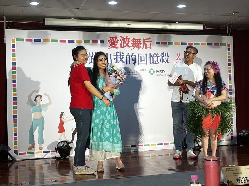 台灣癌症基金會今舉辦「愛波舞后」活動，參賽的乳癌病友宛樺（左二）、育慧（右一）與家人合照。記者林琮恩／攝影