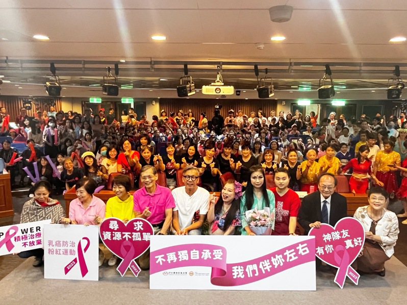 台灣癌症基金會今舉辦「愛波舞后」活動，為新冠疫後首度舉辦，乳癌病友齊聚一堂進行舞蹈比賽。執行長賴基銘表示，今年參賽人數為15年最多，共34隊、逾250位乳癌病友。記者林琮恩／攝影