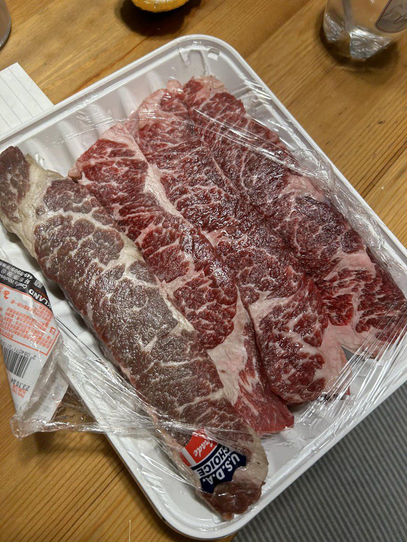 有網友在貼出牛肉的照片詢問：「什麼情況下會三條好的一條臭的？」圖／翻攝自「Costco好市多 商品經驗老實說」