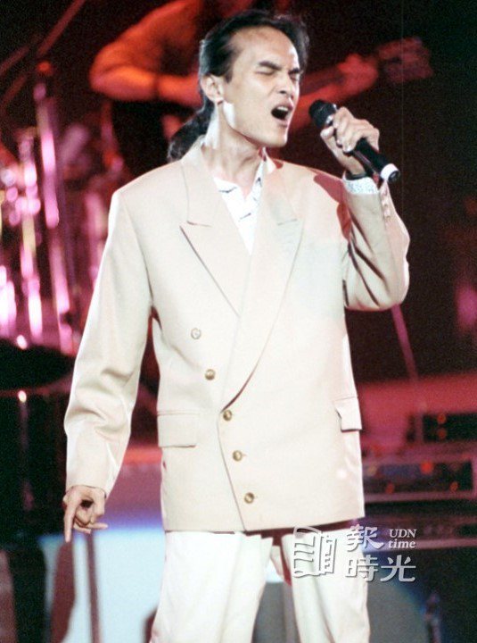 身患絕症的熱門音樂歌手薛岳18日舉行演唱會，薛岳在台上熱情演唱 。聯合報系資料照（1990/09/18 曾學仁攝影）