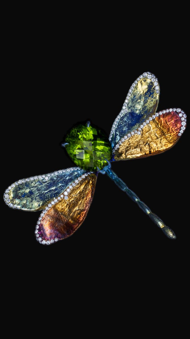 AKACHEN純鈦珠寶新作橄欖石白鑽黃蜻蜓，於美國華盛頓特區雙橡園展出至2024年。圖／AKACHEN提供