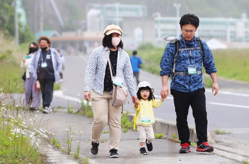 日本埼玉縣議會近來修法重新定義虐兒的行為，等於要求父母不能離開孩子寸步，讓家長相當傻眼。路透