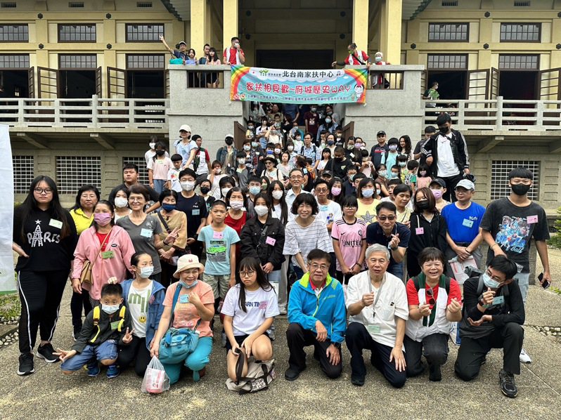 北台南家扶今天在忠義國小武德殿舉辦「府城歷史WAY」認養人與受助兒童愛的連線相見歡活動。