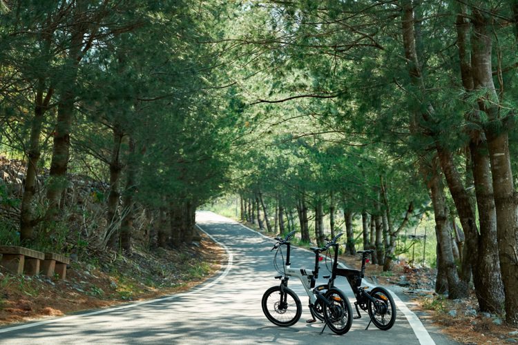 「騎訪原鄉」採用的是高檔的電動腳踏車。圖：虹夕諾雅谷關提供。