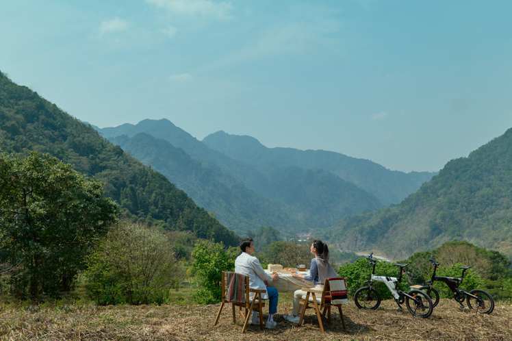 「騎訪原鄉」活動的驚喜點是在「山間秘境制高點的奢華野餐」。圖：虹夕諾雅谷關提供。