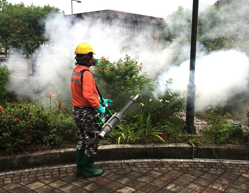 宜蘭縣出現今年第二起登革熱確診個案，男子去過台南而且被蚊子叮咬過，清潔隊進行環境噴灑消毒。圖／衛生局提供