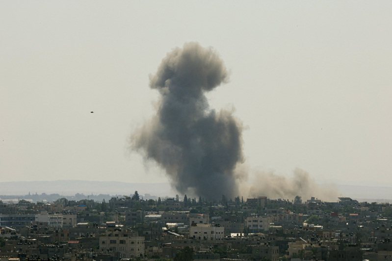以色列15日襲擊加薩走廊南部的拉法（Rafah）後，黑煙直竄天際。法新社