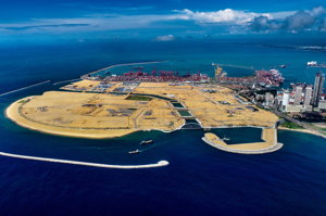 斯里蘭卡可倫坡港口城投資項目是大陸和斯里蘭卡共建「一帶一路」的典型案例，但西方常批評這些基礎建設費用高昂但無實質用處。新華社
