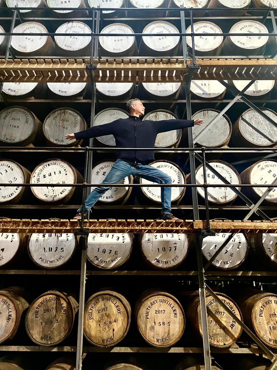 林一峰造訪蘇格蘭的威士忌酒廠，直接面對製酒人。 圖／摘自林一峰臉書