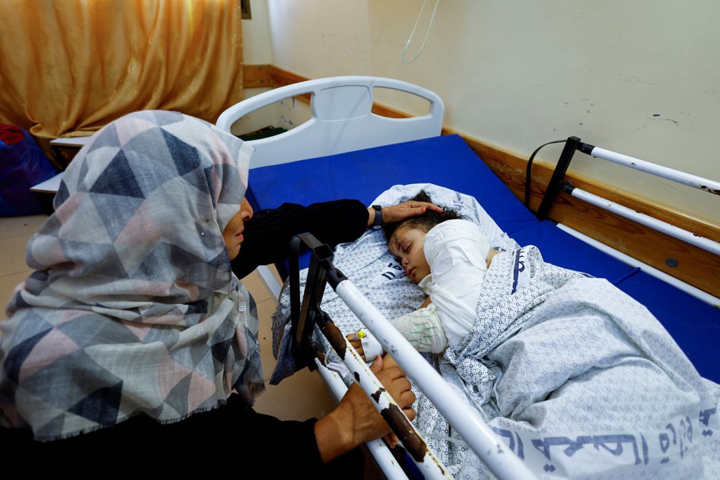 一名4歲巴勒斯坦女童在以色列空襲中受傷，父母和手足等14名家人已喪生；她14日由...