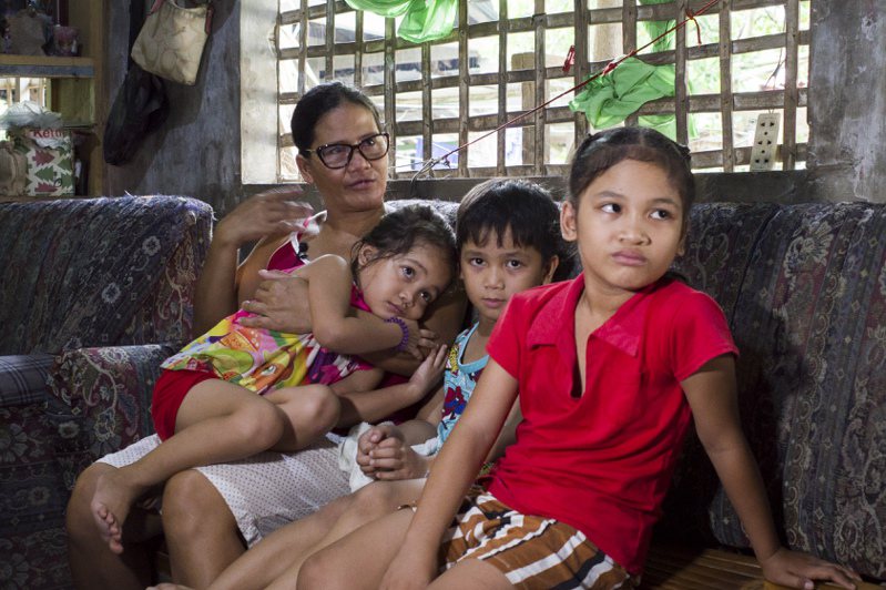 菲律賓女童Jennie（右一）與家人，在她6歲時遇到大雅台火山爆發。記者林琮恩／攝影