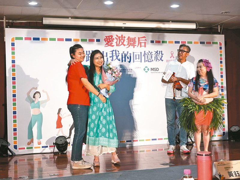 台灣癌症基金會舉辦「愛波舞后」活動，參賽的乳癌病友宛樺（左二）、育慧（右一）與家人合照。記者林琮恩／攝影