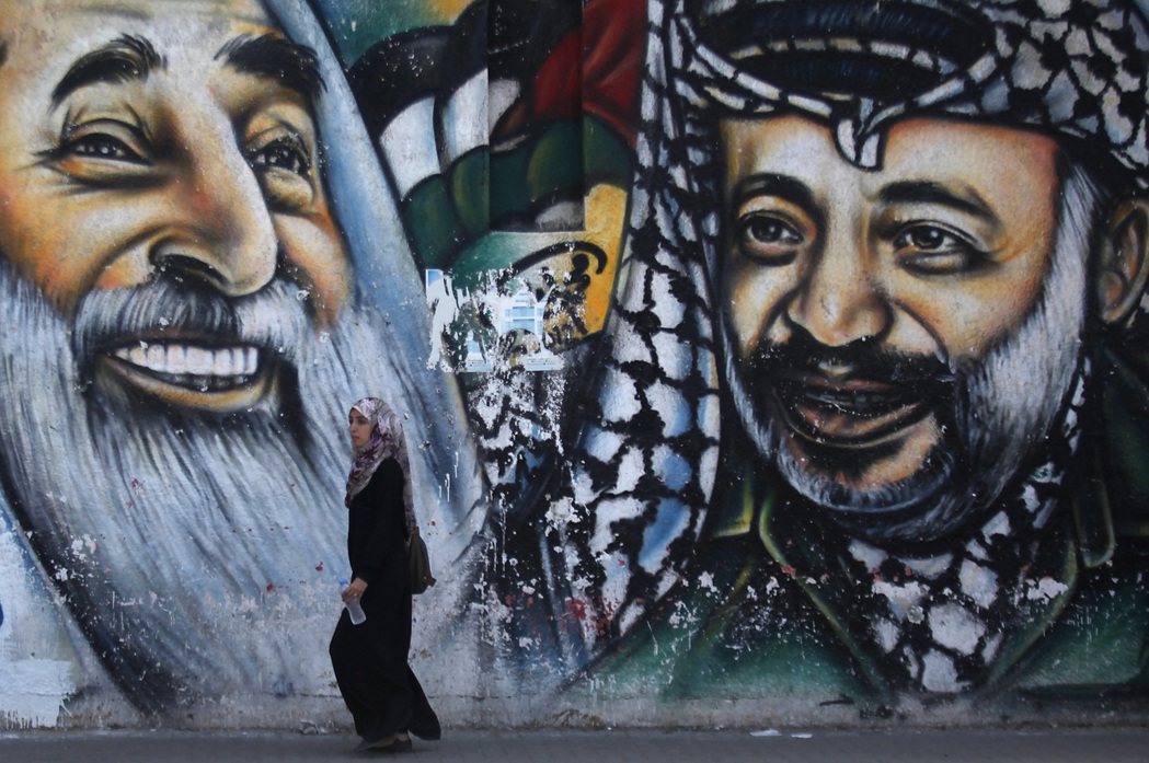 加薩地區的壁畫，左為哈瑪斯已故領導人雅辛，右為巴勒斯坦解放組織已故領導人阿拉法特...
