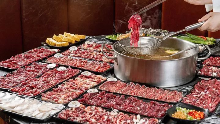 以涮燙牛肉各部位為強項的廣東汕頭火鍋。 圖／Shutterstock來源