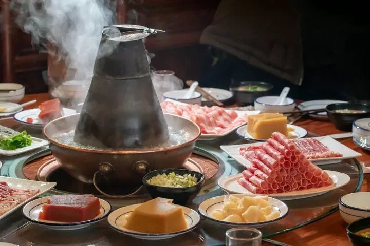 東北酸菜白肉火鍋以回甘的酸菜為湯底。 圖／Shutterstock來源