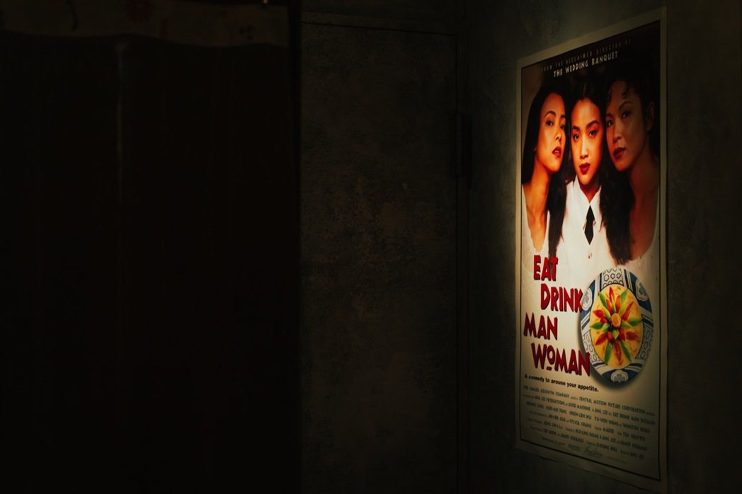 張貼在入口轉角的電影《飲食男女》海報，既呼應阿凱內在的家庭風景，也像那句台詞：「...