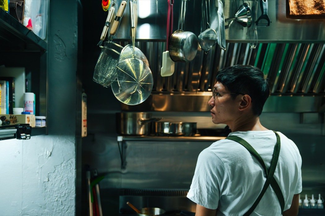 辣個在廚房做菜的男人—瑞。 攝影｜Rafael Wu