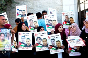 巴勒斯坦示威者2016年8月拿著被關押在以國監獄的巴人照片抗議。美聯社