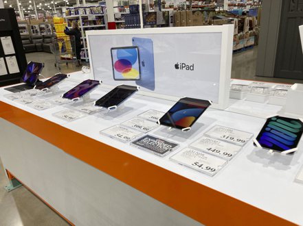 蘋果的 iPad 平板電腦產品在售貨架上展示。美聯社