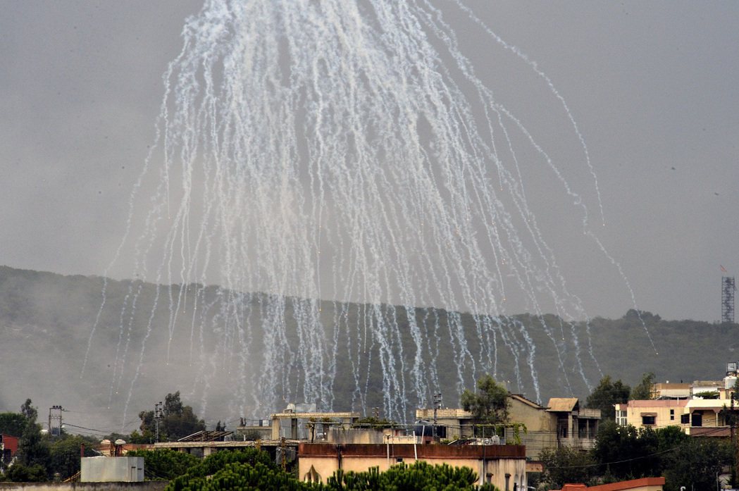 以色列15日砲轟鄰近以黎邊境的黎巴嫩村莊後，空中煙霧彌漫。歐新社